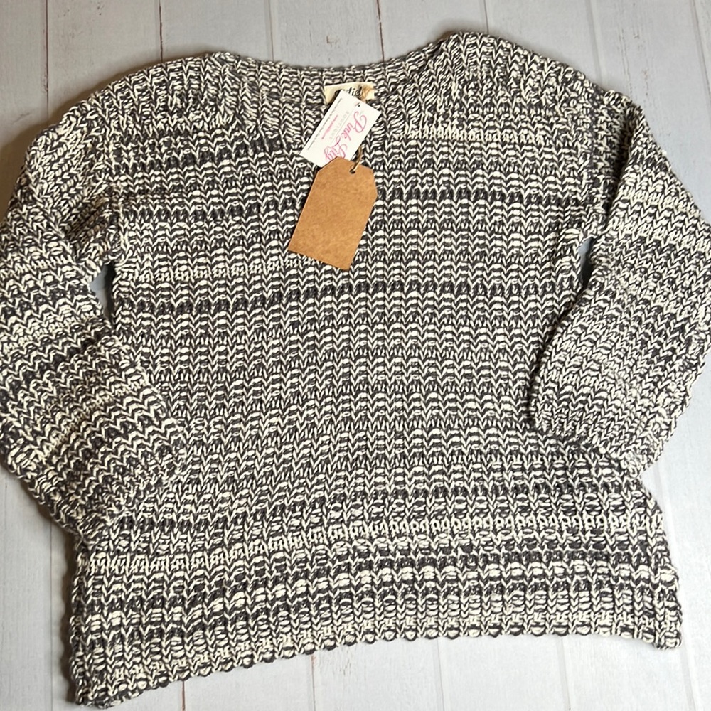 NWT - Listicle Sweater with pockets - Size Medium